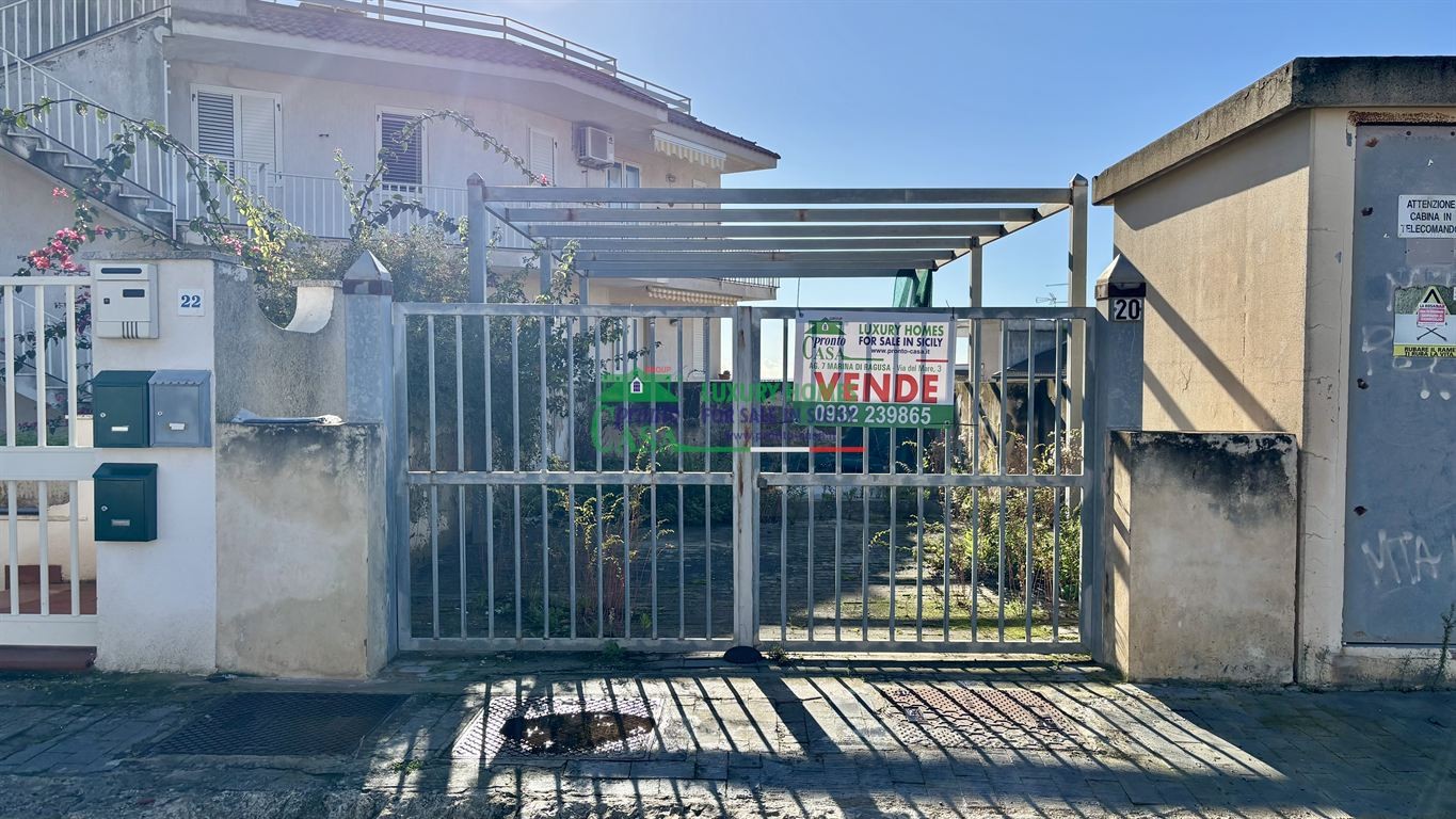 Rif. 2432 - Posto auto con tettoia in zona Porto Turistico a Marina di Ragusa