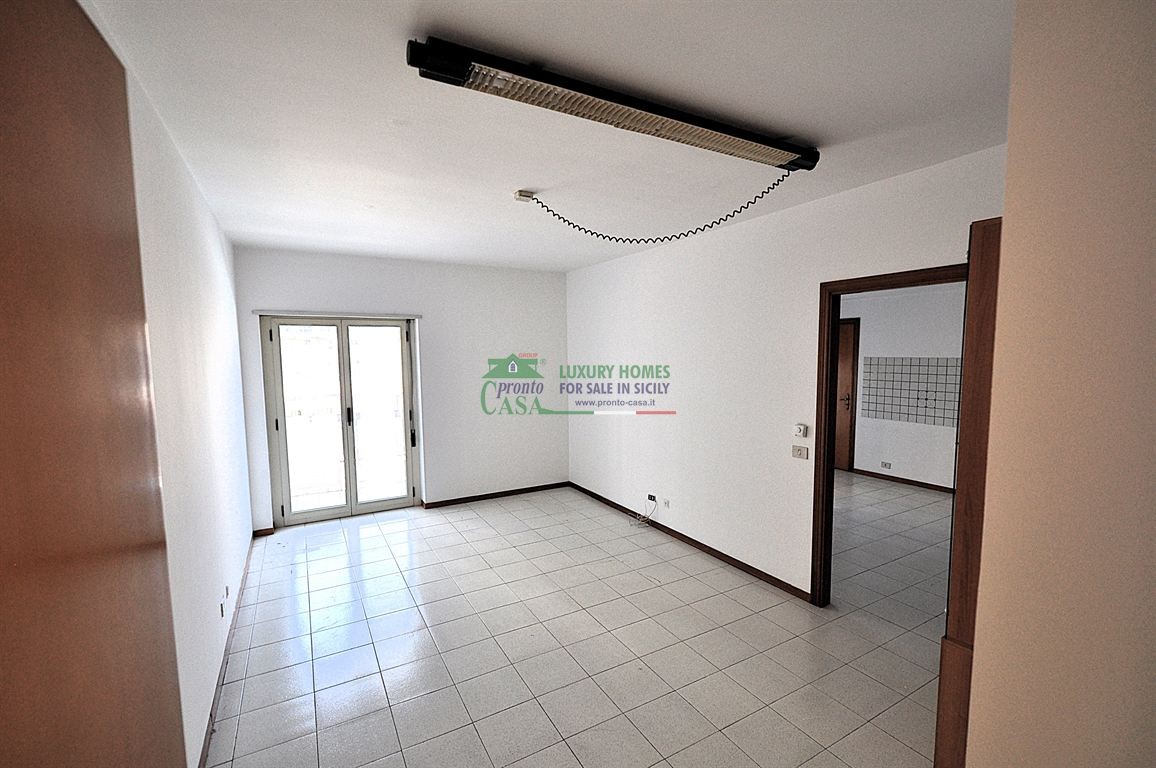 Rif. 8215 - Appartamento per Ufficio 