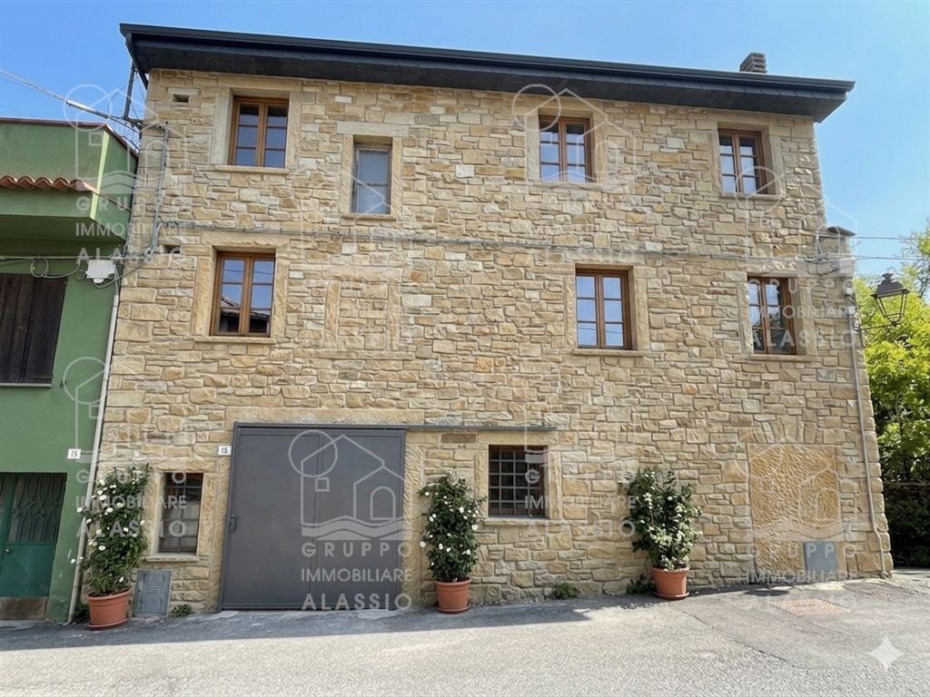 GARLENDA RUSTICO IN PIETRA DA RISTRUTTURARE