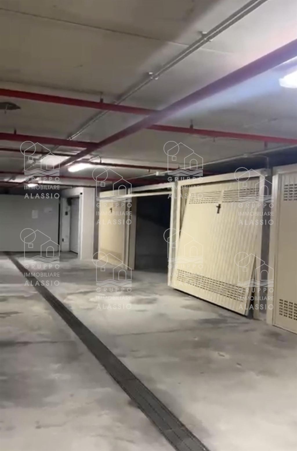 Box auto in vendita in zona centrale-ponente di buone metrature