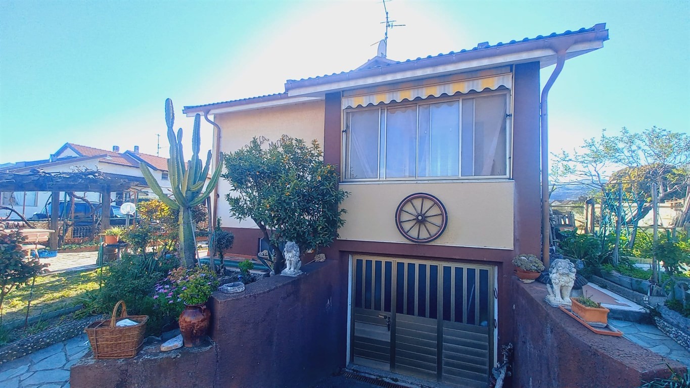 Porzione di villa a schiera con giardino.