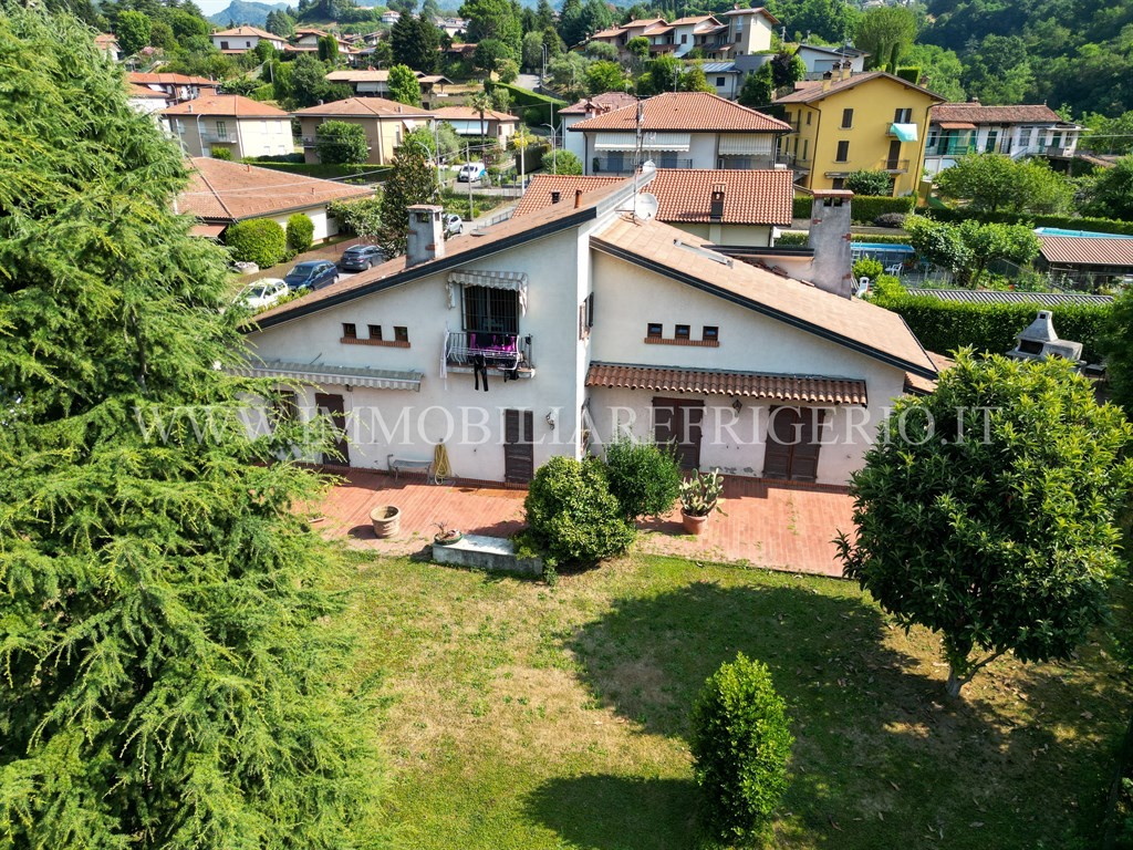 Vendita villa bifamiliare Caprino Bergamasco superficie 250m2