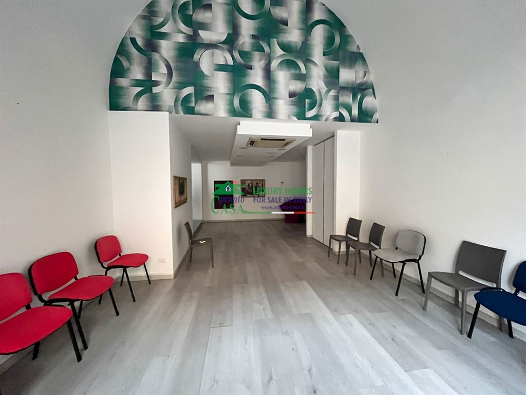 Rif: 2387 - Locale commerciale ristrutturato ad alta visibilità in centro a Comiso