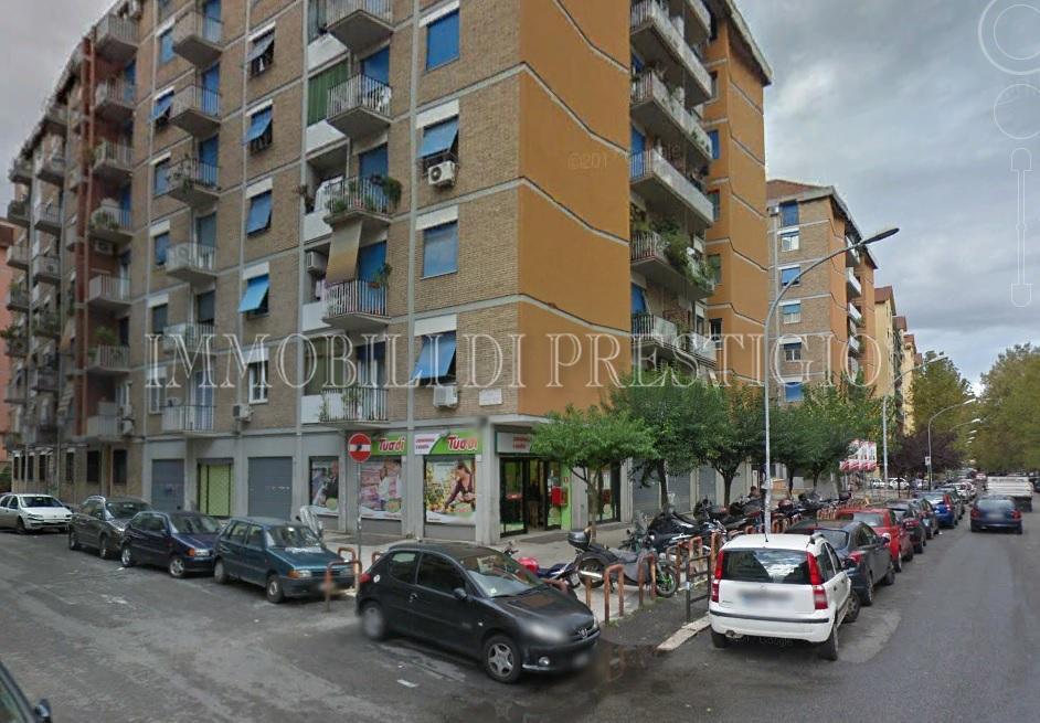 immobile commerciale in Via Flavio Stilicone a Roma