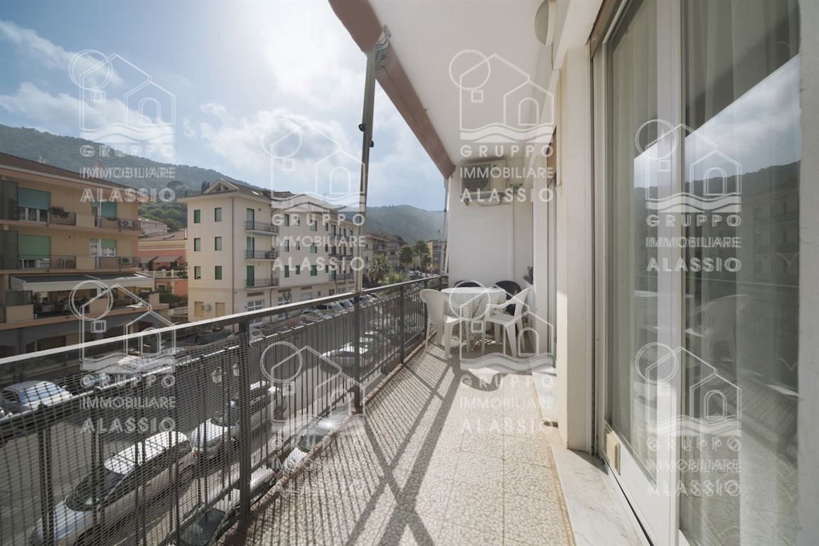 ALASSIO DA VIVERE: IL TUO ANGOLO DI RIVIERA CON DOPPI BALCONI