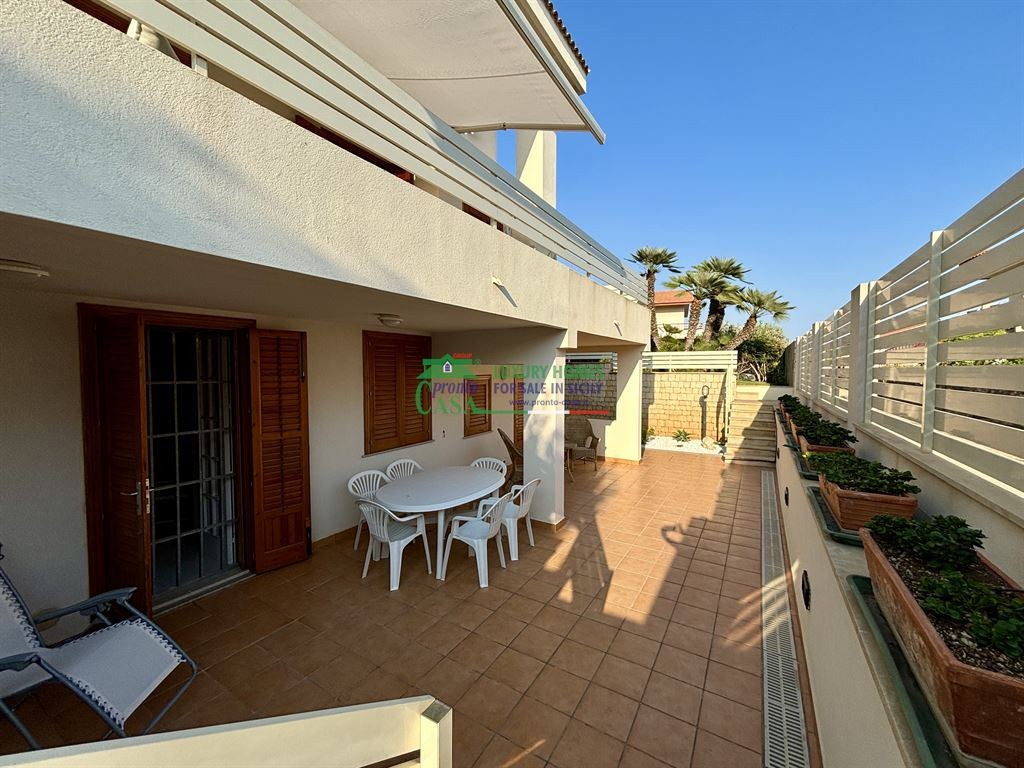 Rif. 2291 - Porzione di villa bifamiliare con veranda in locazione annuale dal mese di Novembre 2026