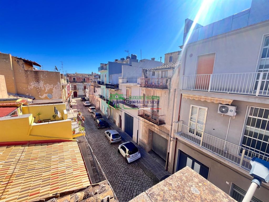 Rif:2705 - Casa indipendente su tre livelli con terrazzo – ideale investimento o B&B, Comiso