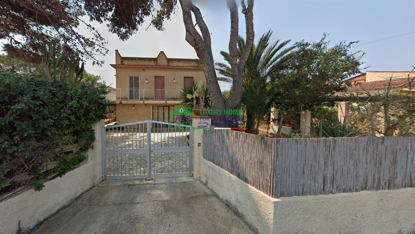 Rif. 2221 - Villa immersa nel verde con giardino a Punta Braccetto