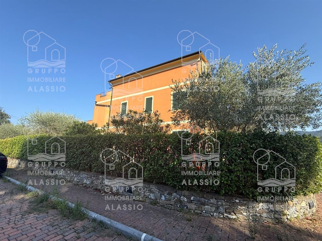 Spazio, comfort e grande terrazzo: la casa ideale a Villanova d'Albenga