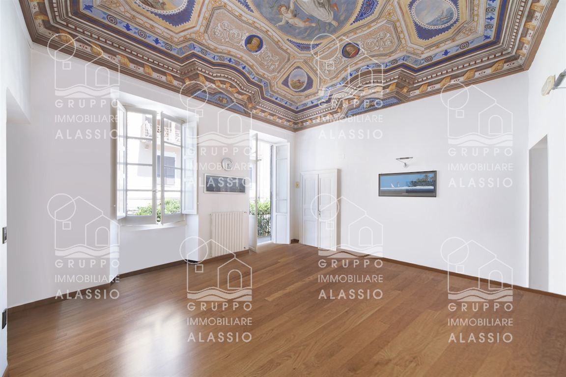 APPARTAMENTO CON AFFRESCHI IN CENTRO STORICO