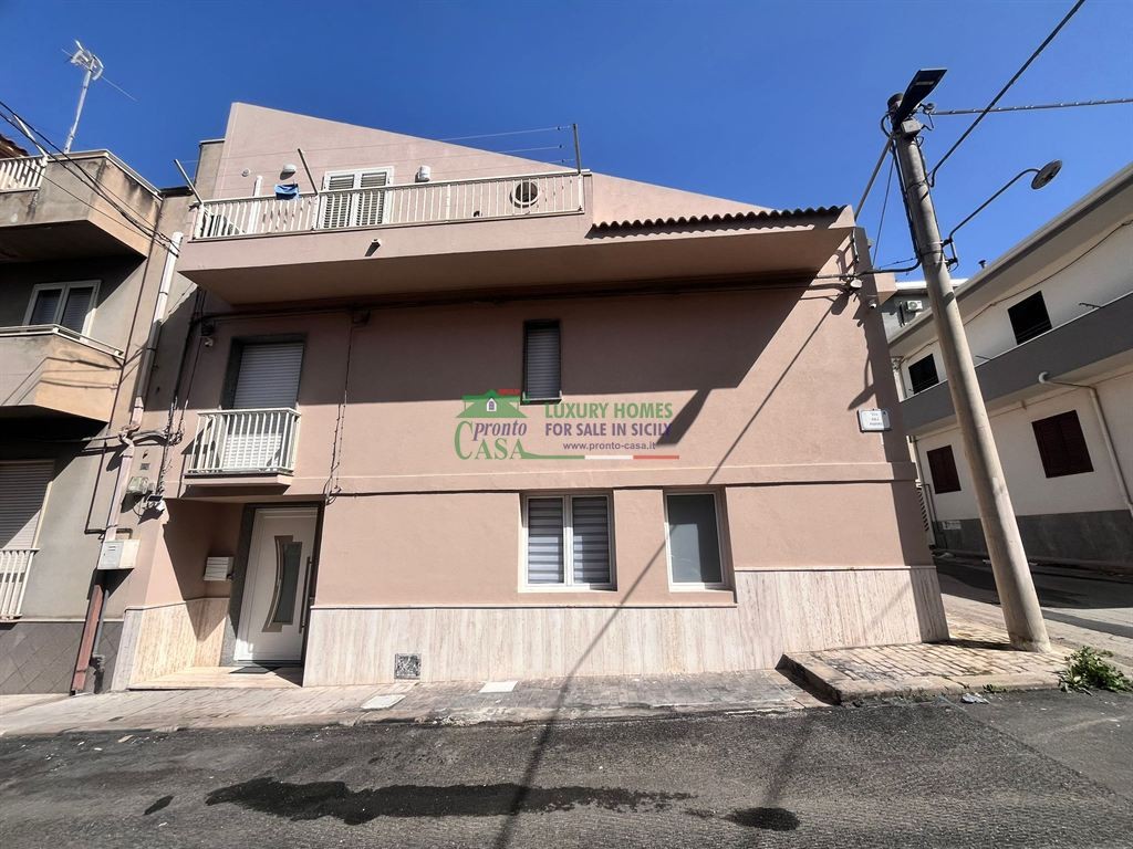 Rif:2689 - Mansarda ristrutturata con terrazzino nel cuore di Comiso