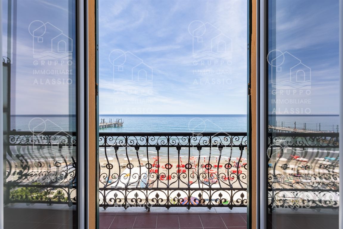 Esclusivo fronte mare ad Alassio di grandi dimensioni – Zona Molo Pontile Bestoso