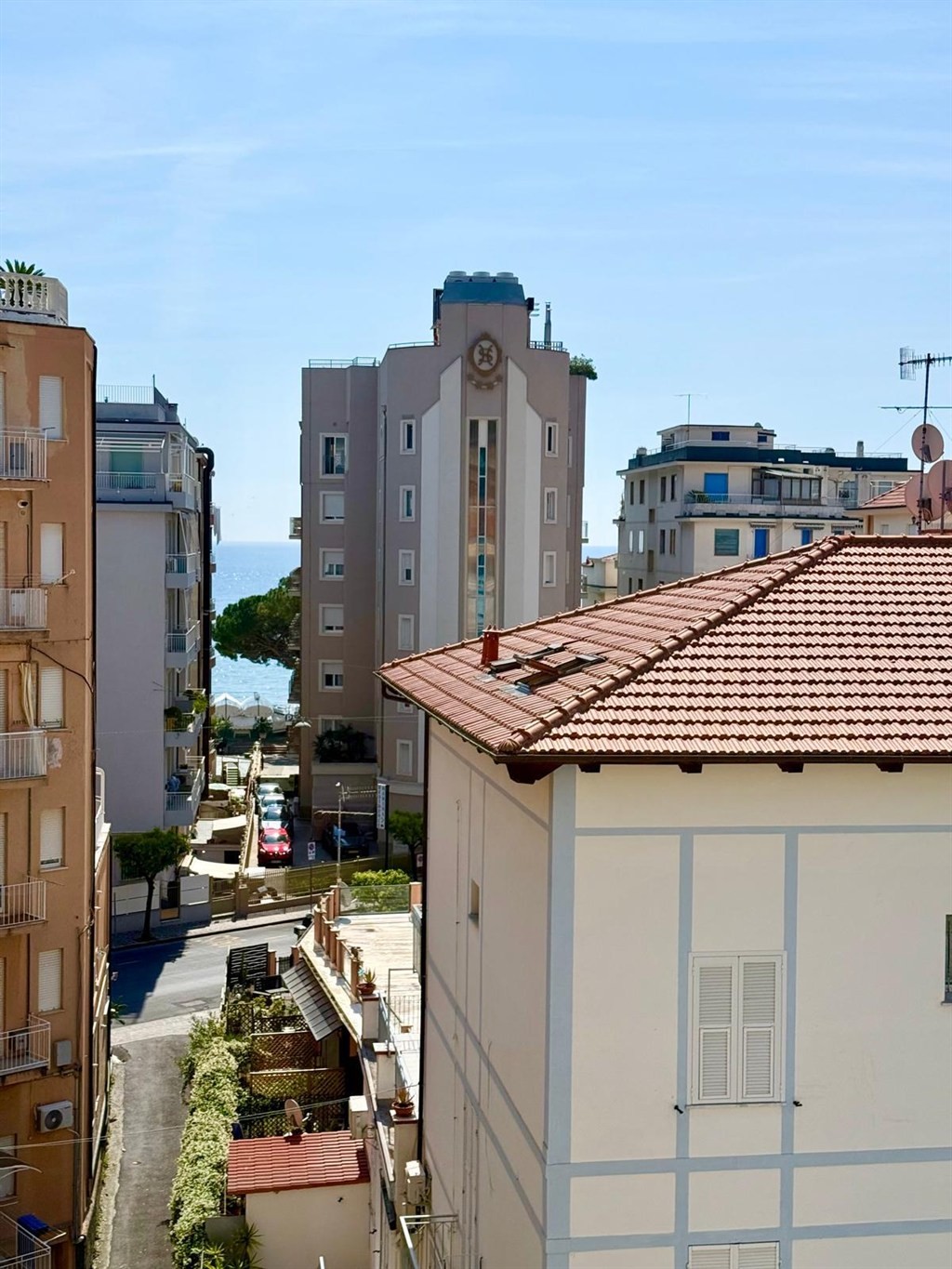 Alassio, alloggio quarto piano con ascensore comodo al mare e ai servizi