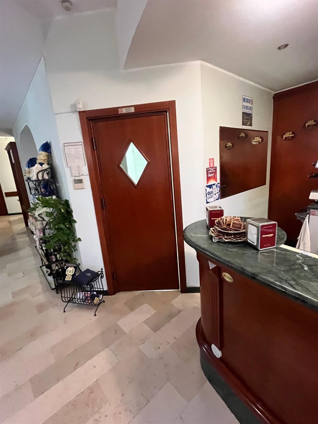 Alassio, cedesi bar caffetteria con attrezzatura completa.
