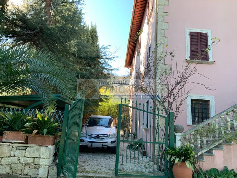 Rif. ATV137 Vendesi prestigiosa villa ad Ascoli Piceno