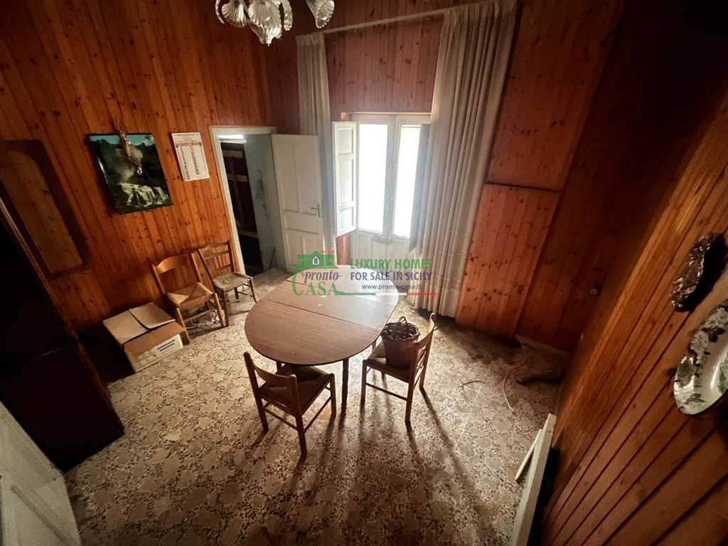 Rif:2688 Casa indipendente angolare su tre livelli nel cuore del centro storico, Comiso