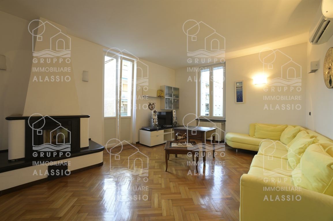 Ampio ed elegante appartamento in palazzina d'epoca in zona centralissima