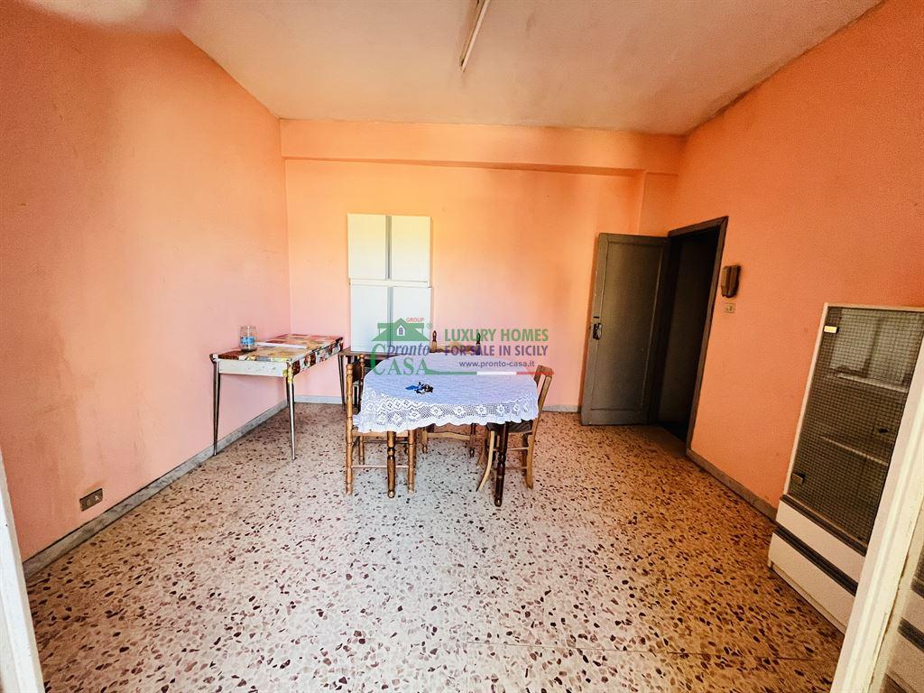 Rif:2632 - Casa indipendente con garage e veranda in zona centrale a Comiso