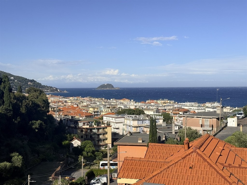 Attico vista mare in vendita ad Alassio