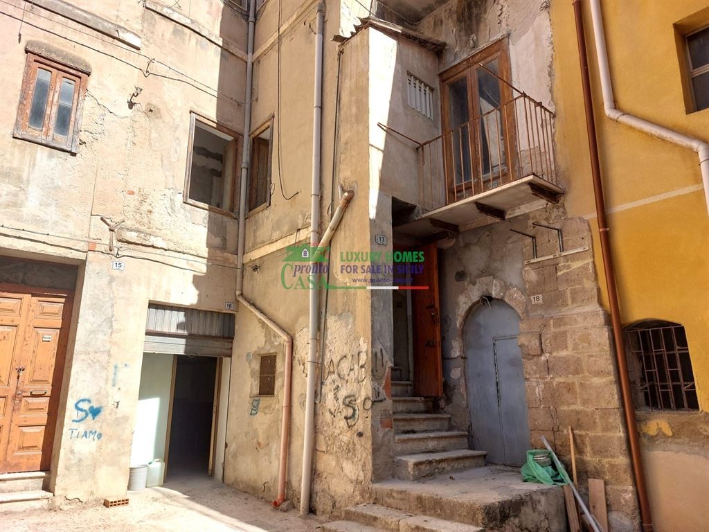 Rif. 1581 - Piano terra e Primo piano Vico Marino, Gela