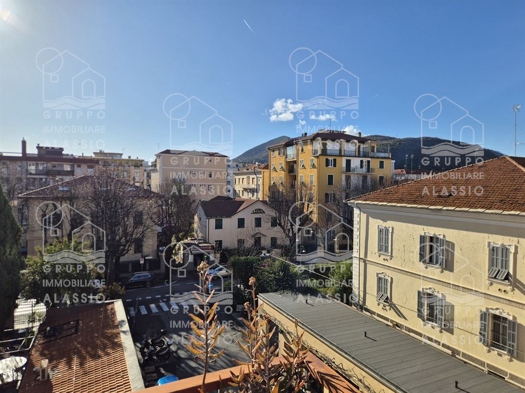 Albenga, soleggiato e centralissimo appartamento con terrazzo in centro