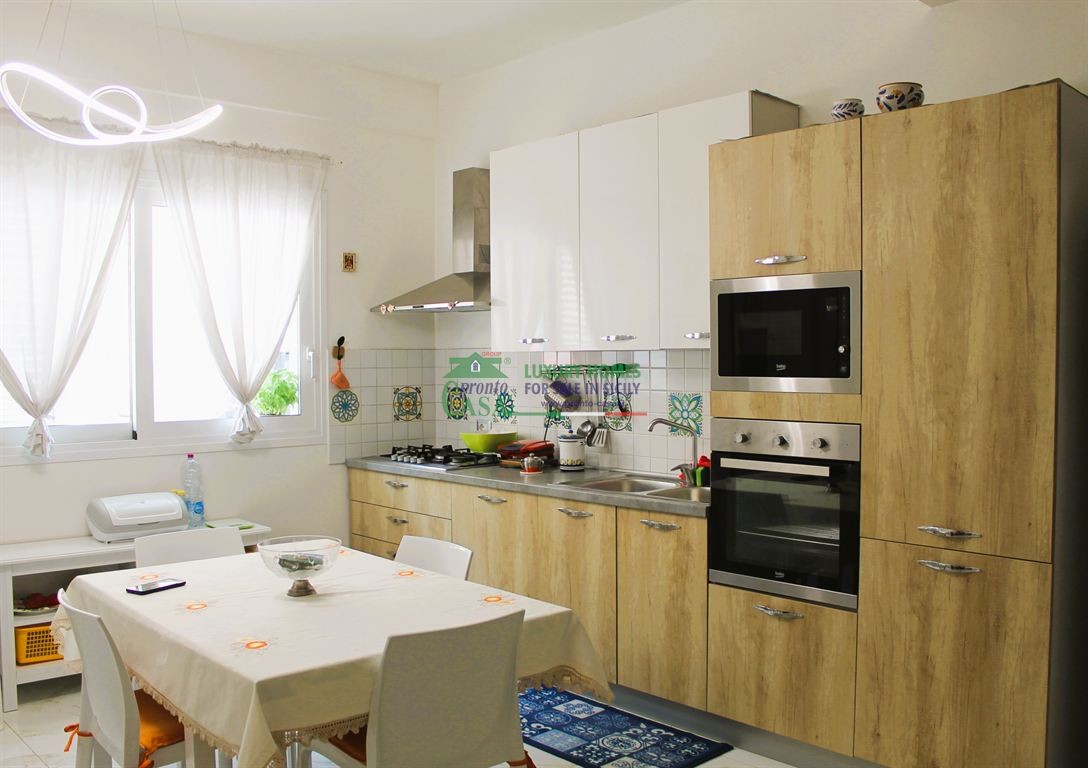 Rif: 1321 - Casa indipendente con terrazzo abitabile in locazione estiva in zona centrale a Pozzallo.