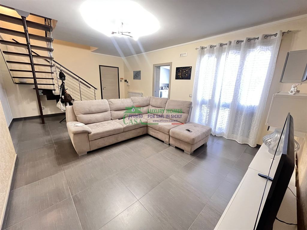 Rif: 2762 - COMISO – Appartamento rifinito su due livelli con ampia veranda e garage,  zona Carabinieri