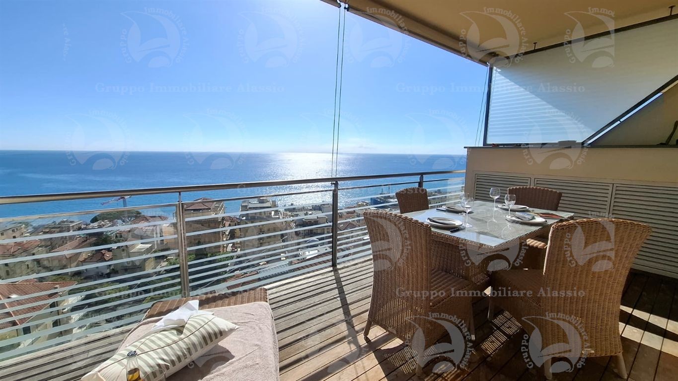 Alassio, appartamento vista mare con terrazzo vivibile, posto auto coperto e cantina