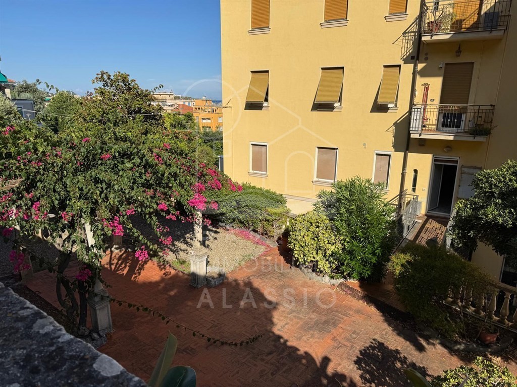 Alassio zona Parco fuor del vento ampio alloggio con mq. 400 di giardino, box e cantina sotto casa comodo al mare