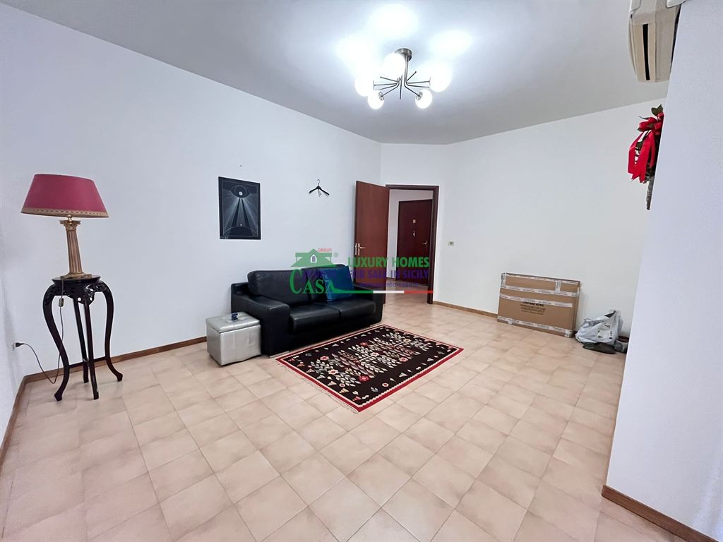 Rif.2715 - Appartamento luminoso con posto auto in zona centrale, Comiso
