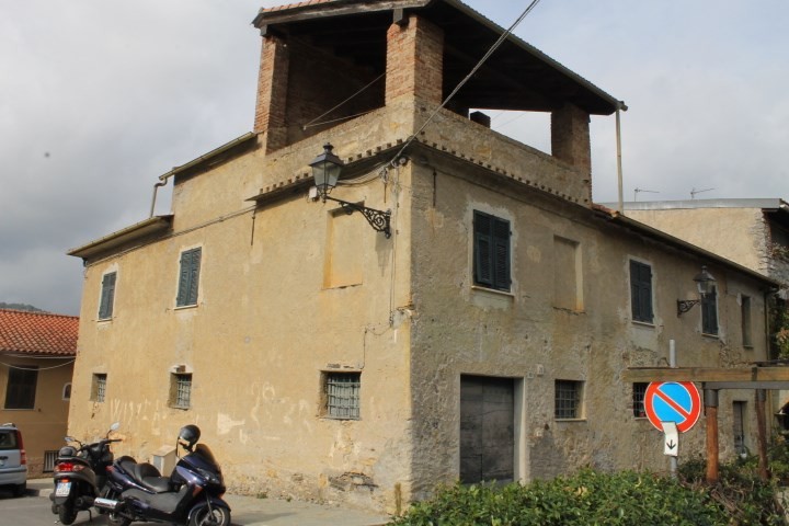 Garlenda, Frazione ai Castelli casa semindipendente cielo terra di circa mq. 200, su più livelli da ristrutturare