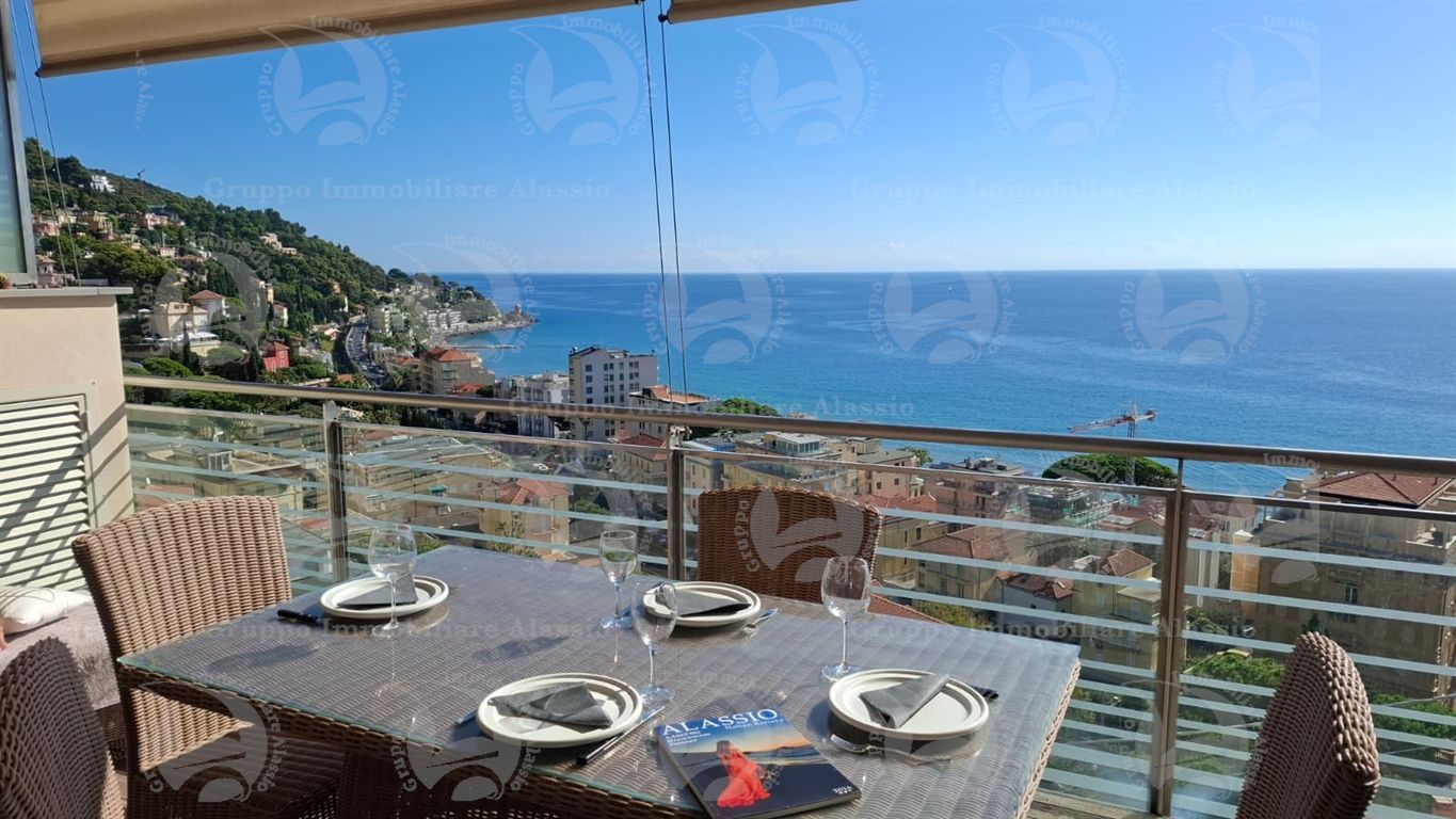 Alassio, appartamento vista mare con terrazzo vivibile, posto auto coperto e cantina