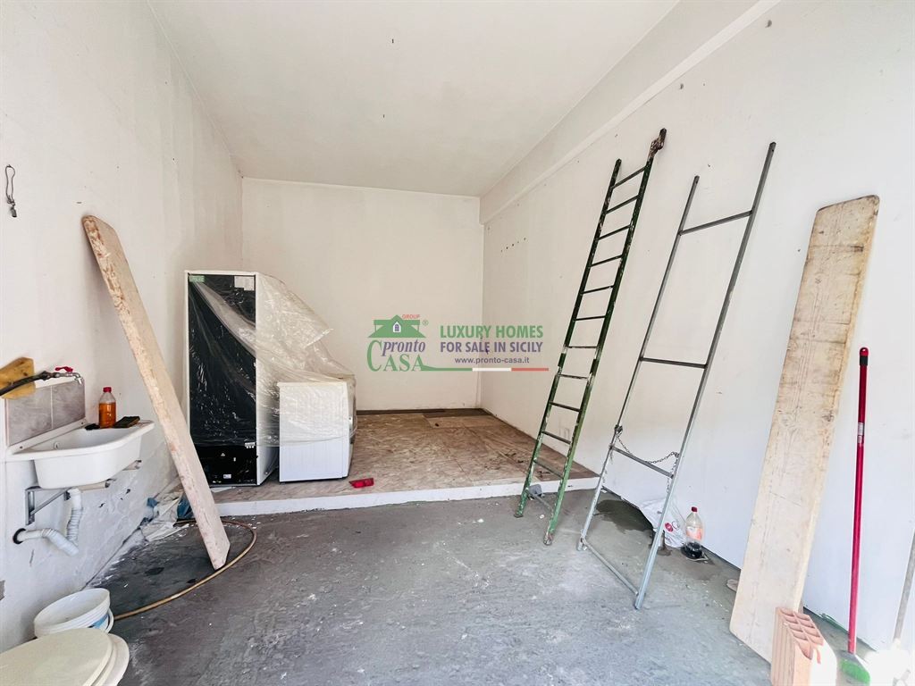 Rif: 2664 - Ampio Garage di 100 mq con Possibilità di Cambio di Destinazione d’Uso – Zona Centrale Comiso