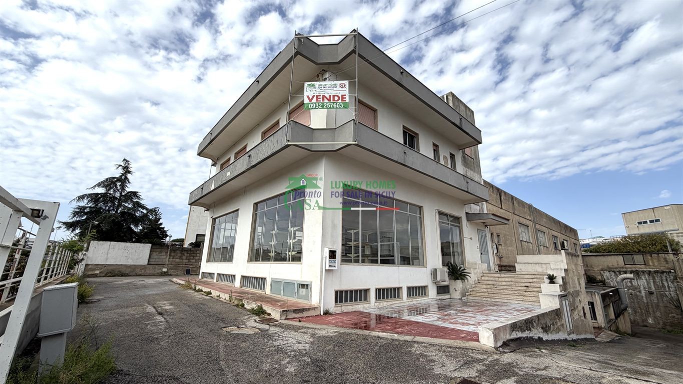 Rif. 9925 - Capannone commerciale 