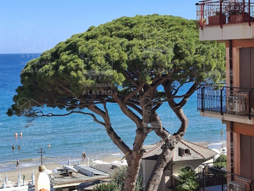 Alassio, luminoso trilocale con tutti i confort