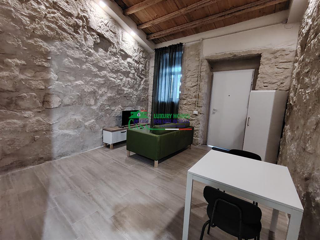 Rif: 2563 - Bilocale ristrutturato con stile moderno e dettagli in pietra, Comiso
