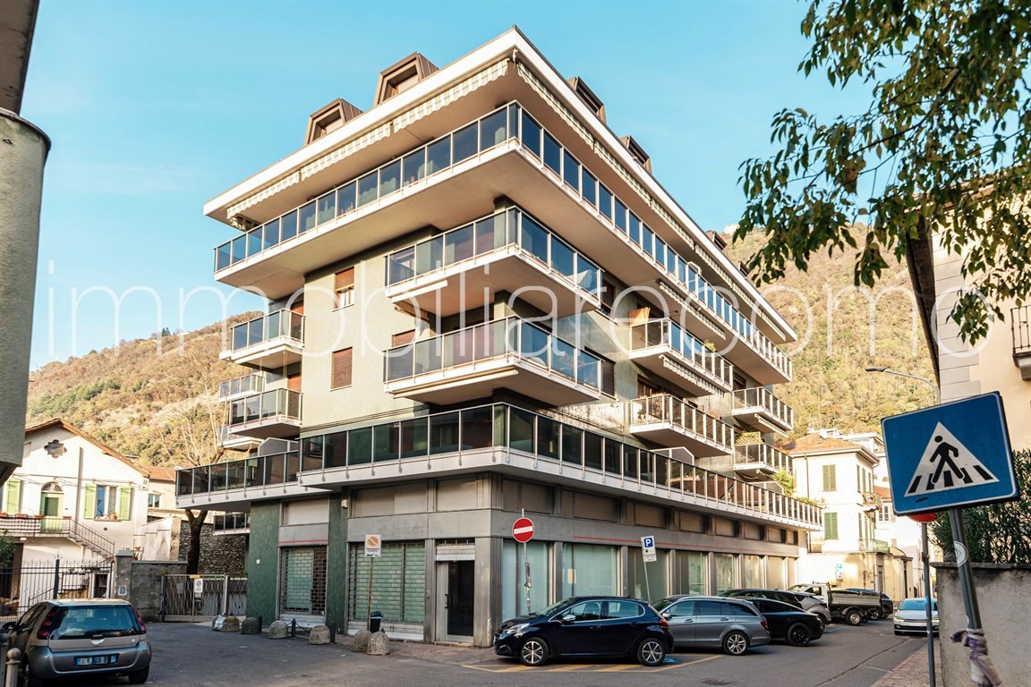 Palazzina commerciale/ufficio in Vendita a Como