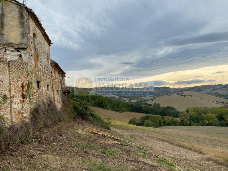 Rif. LC1183 Vendesi casa colonica a Fermo