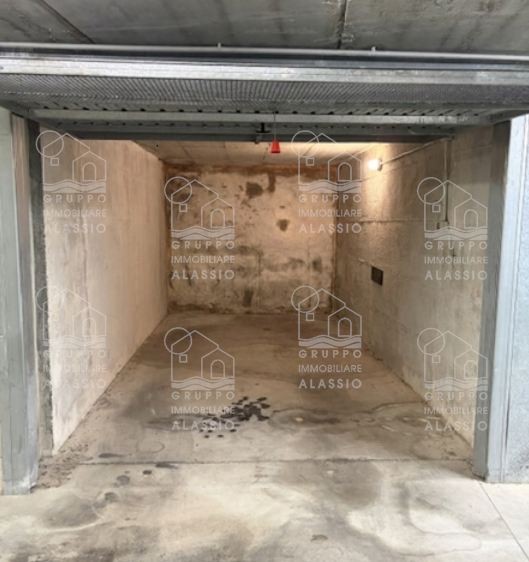 VENDESI BOX AUTO COMODO AL CENTRO