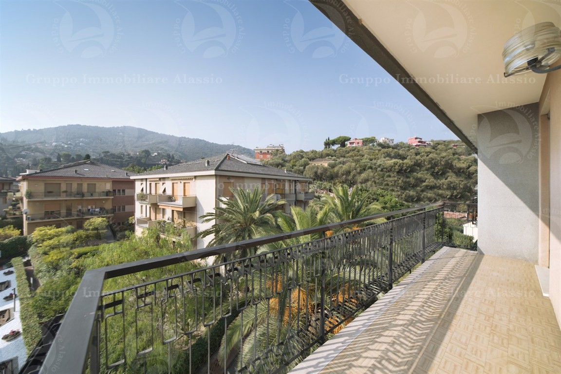 ALASSIO TRILOCALE DA RISTRUTTURARE CO BALCONE VISTA MARE