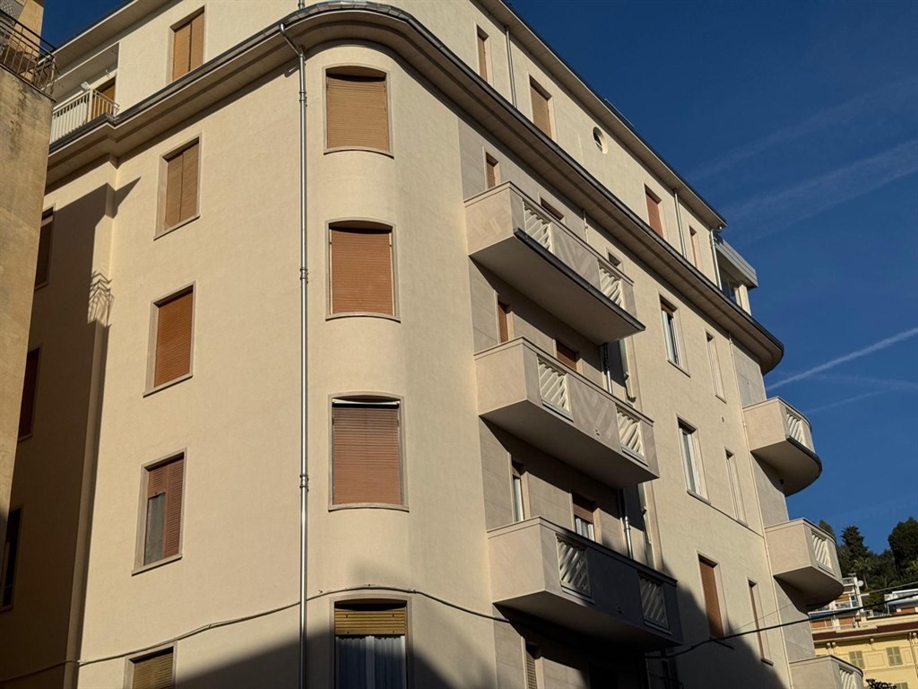 Alassio Borgo Coscia, ultimo piano,palazzo signorile, ascensore,  ampio alloggio con due posti auto