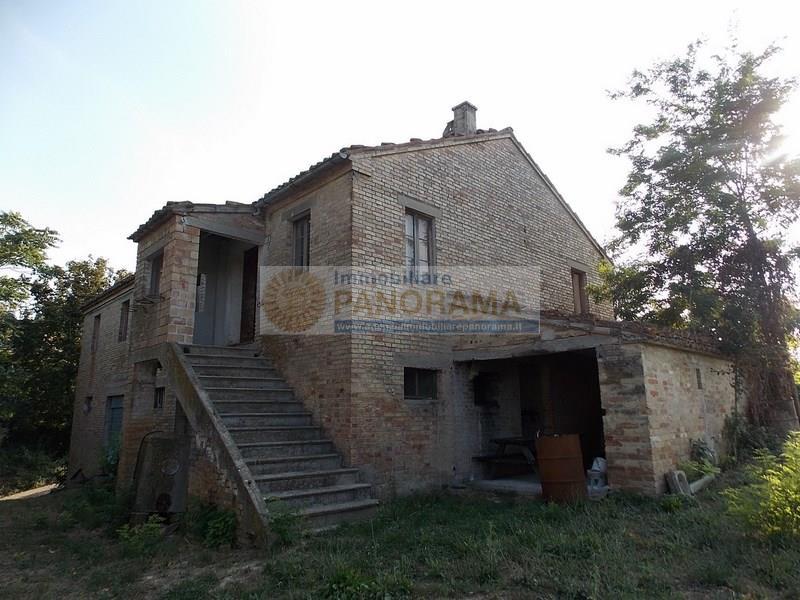 Rif. LC1634 Casale in vendita a Castignano con terreno