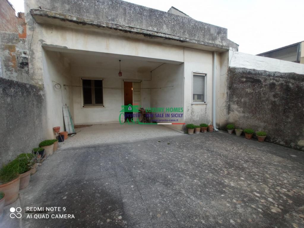 Rif. 9064 - Casa indipendente con box in centro - Giarratana