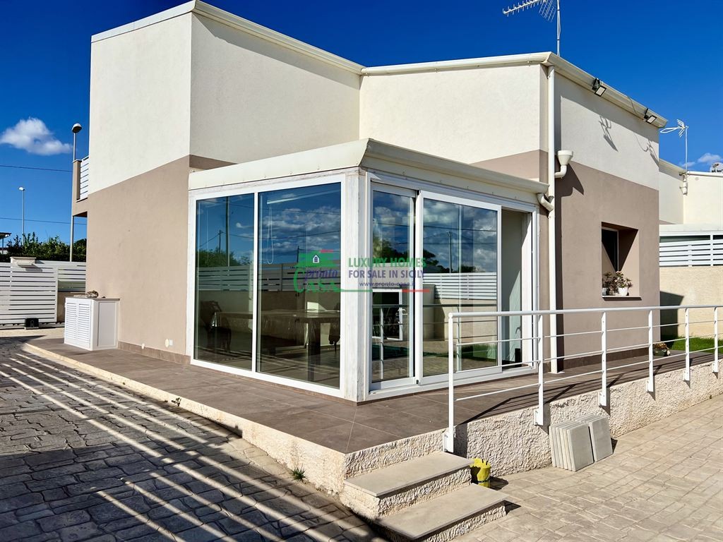 Rif. 2492 -- Villetta con giardino e piscina a Marina di Ragusa 