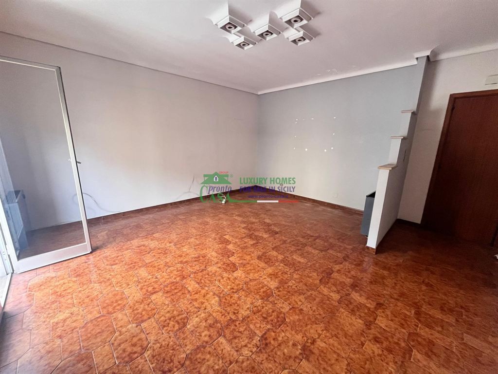 Rif: 2673 - Ampio appartamento da ristrutturare con garage e terrazza – Contesto bifamiliare, Comiso