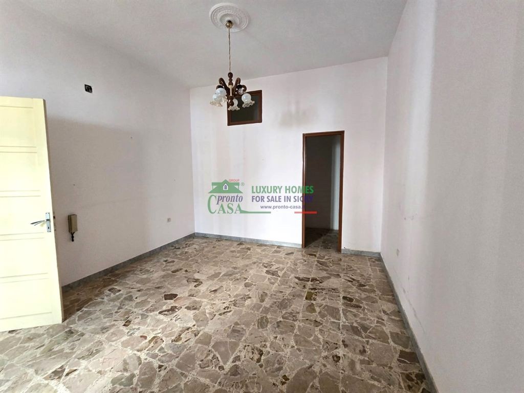 Rif. 1640 - Casa indipendente posta ad angolo, Via Cesare Augusto n° 15, Gela