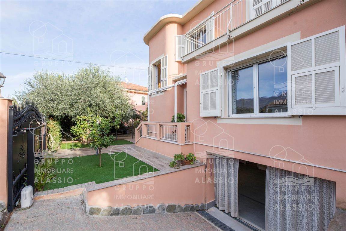 Villa bifamiliare in vendita in centro città a Loano