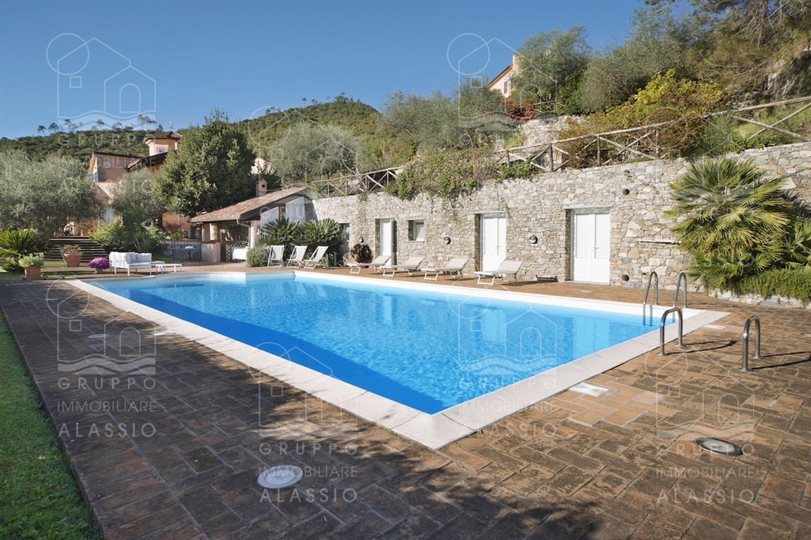 VILLA CON PISCINA A GARLENDA