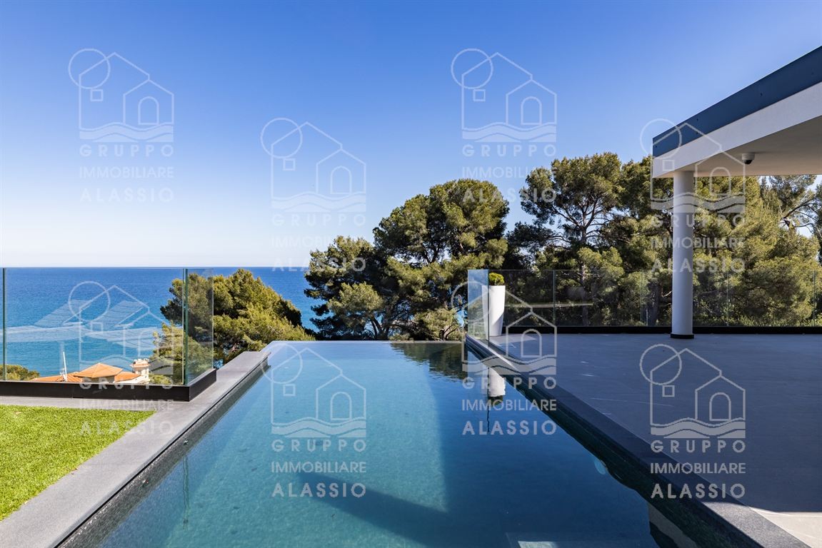 Magnifica villa di lusso di nuova costruzione con vista mare dominante e a pochi passi dal mare
