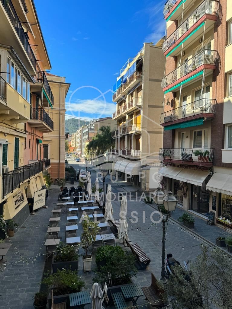 A pochi passi dal mare, in casa tipica ligure, alloggio ristrutturato di mq. 75 circa